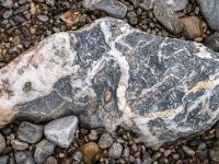 Dunkelgrauer Stein mit weißer Maserung und breitem weißen Seitenrand